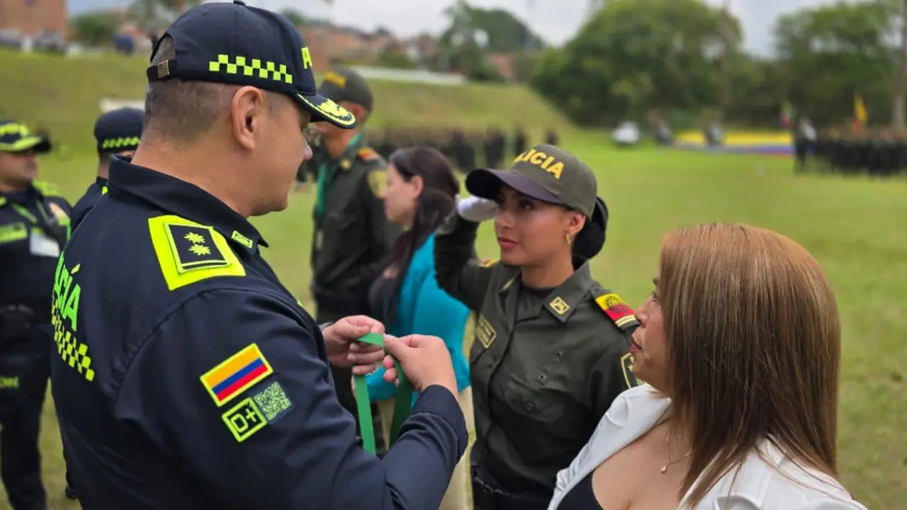 Casi 400 jóvenes se ponen el uniforme de la Policía para cuidar de Medellín y el Valle de Aburrá