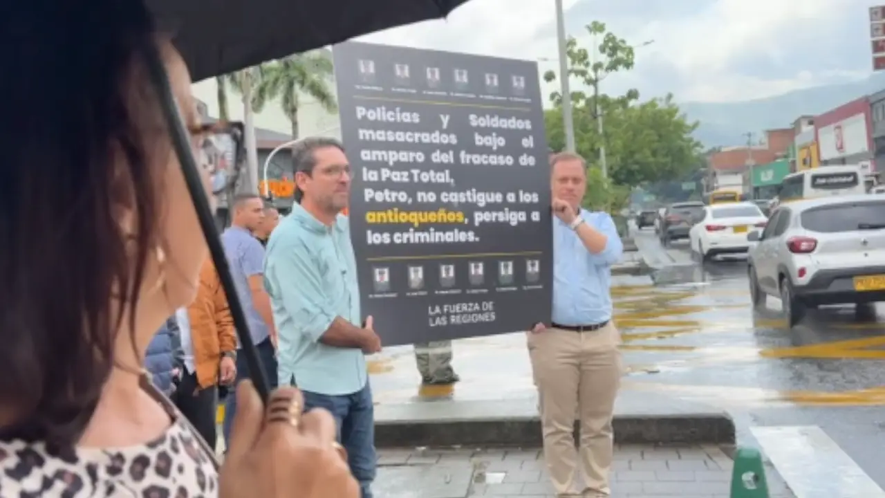 El precandidato Juan Guillermo Zuluaga realizó protesta contra Gobierno Petro en semáforos de Medellín 1 El precandidato Juan Guillermo Zuluaga realizó protesta contra Gobierno Petro en semáforos de Medellín