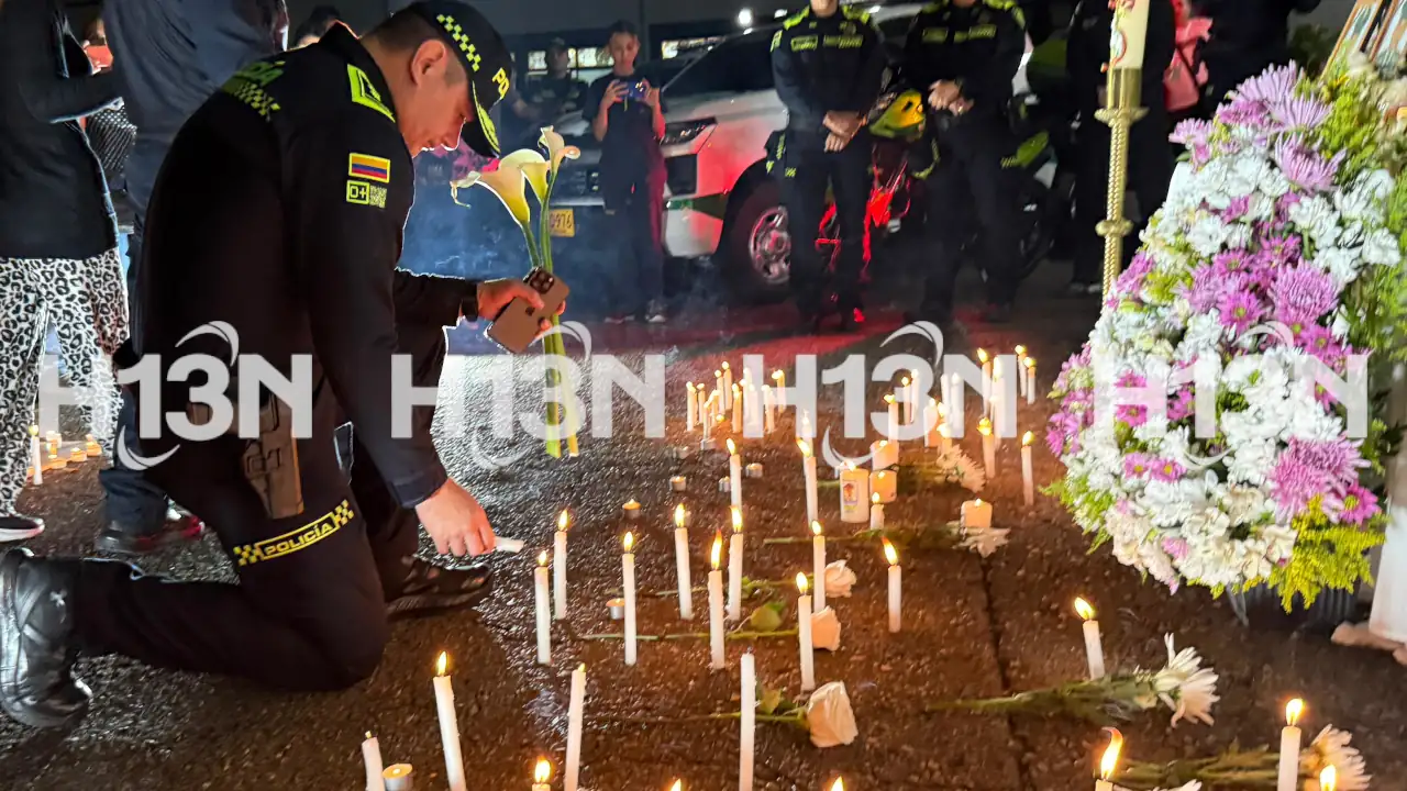 En Medellín realizaron velatón en memoria de los 13 policías fallecido en ataque con dron en Amalfi