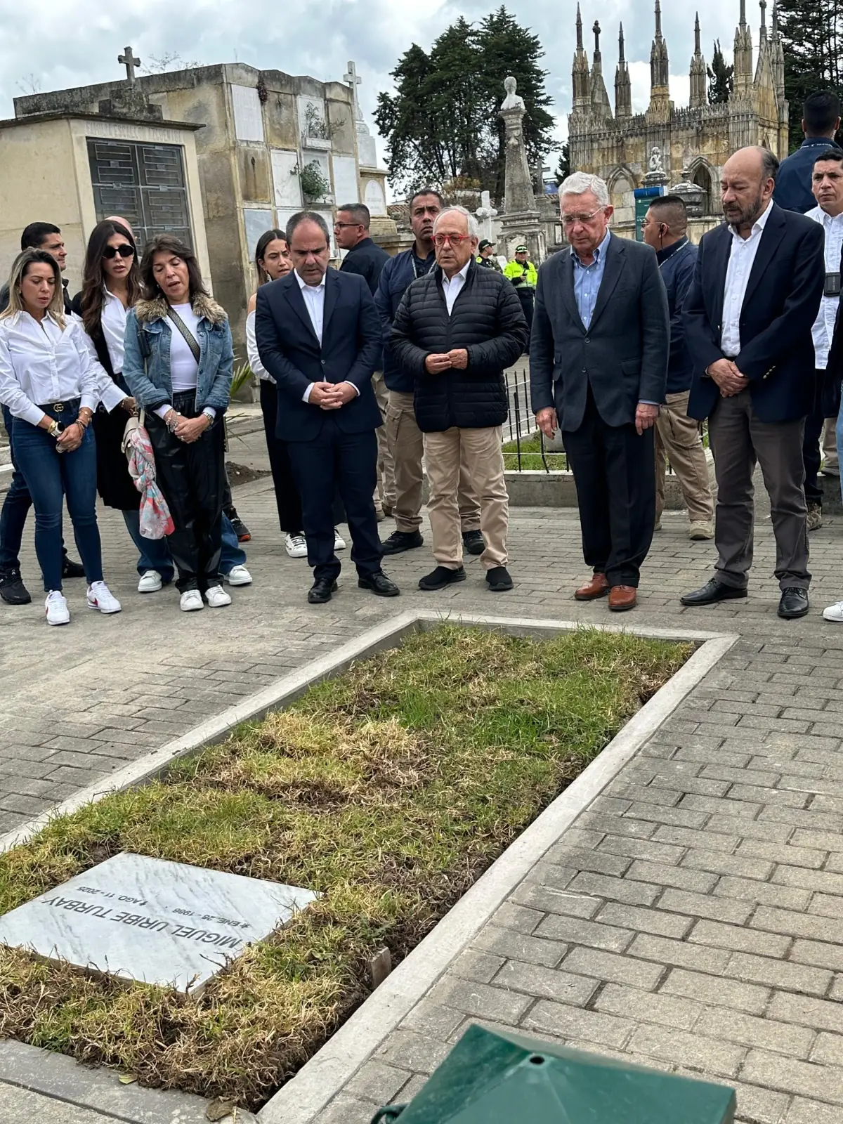 Expresidente Álvaro Uribe se arrodilló frente a la tumba de Miguel Uribe Turbay