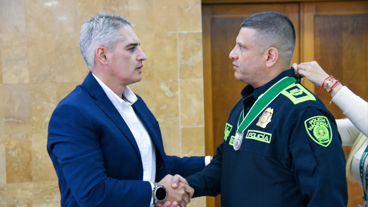 Gobernación de Antioquia entregó condecoración al Comandante Operativo del Departamento de Policía Antioquia