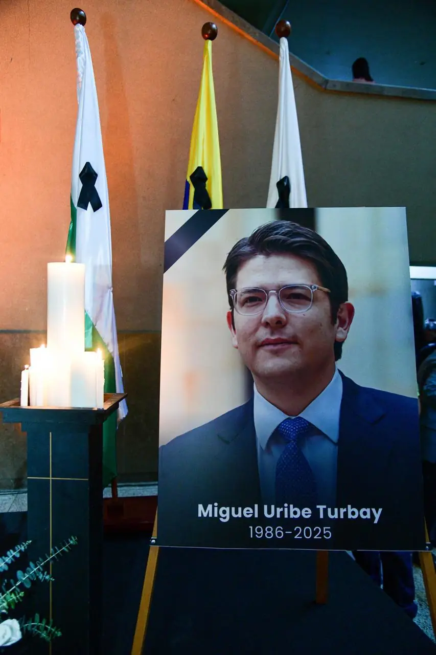 Medellín realizó velatón en memoria del senador Miguel Uribe Turbay