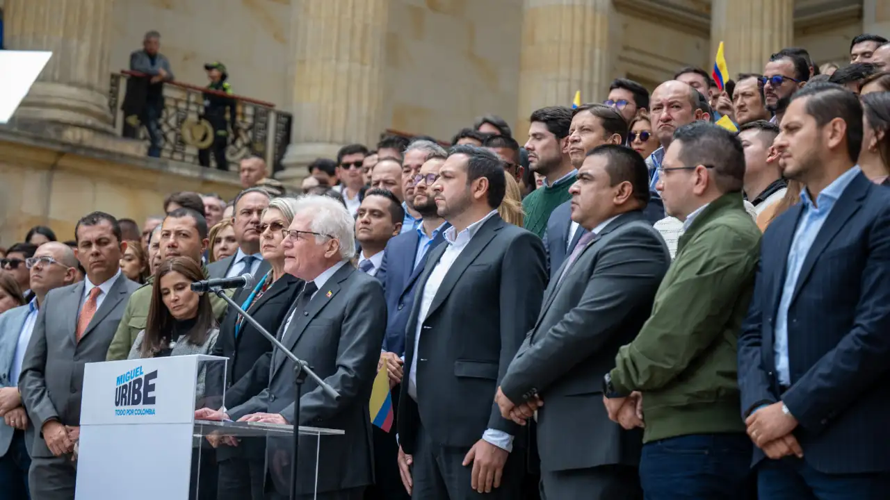"Hijo amado, yo me haré cargo": Miguel Uribe Londoño al anunciar su precandidatura presidencial 1 Miguel Uribe Londoño al anunciar su precandidatura presidencial