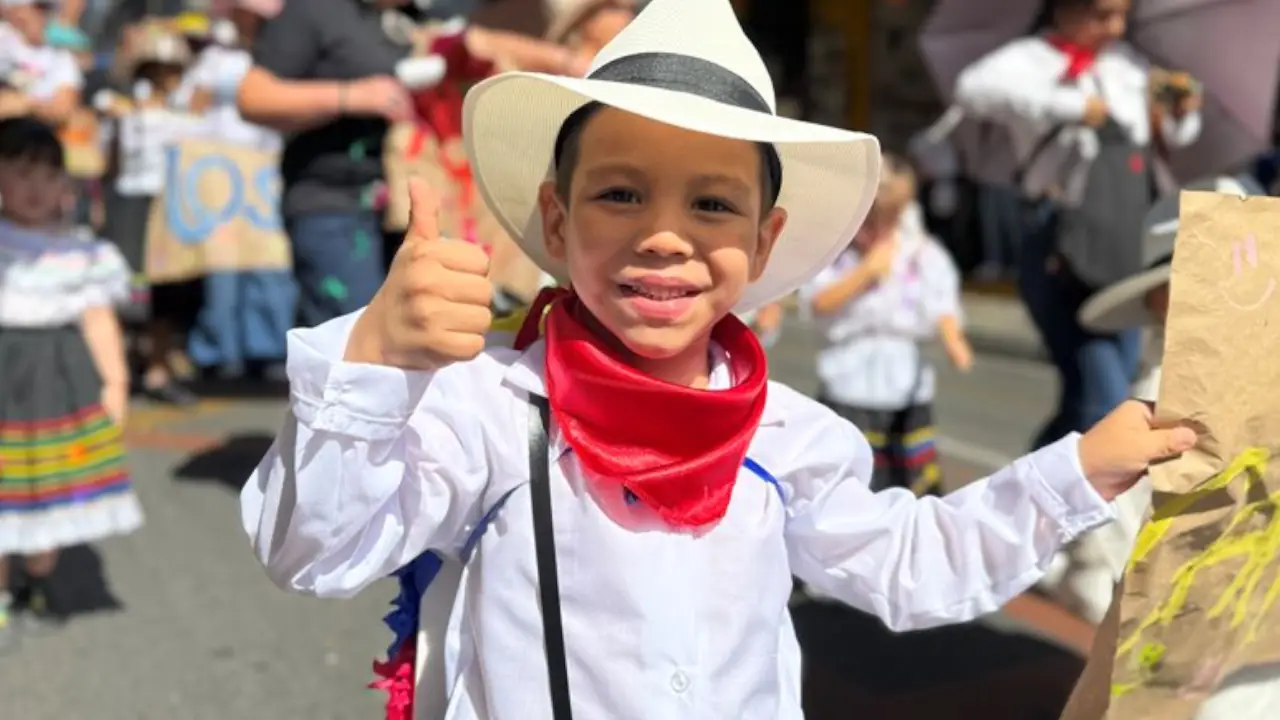 Pequeños silleteritos regalaron un desfile encantador en Bello