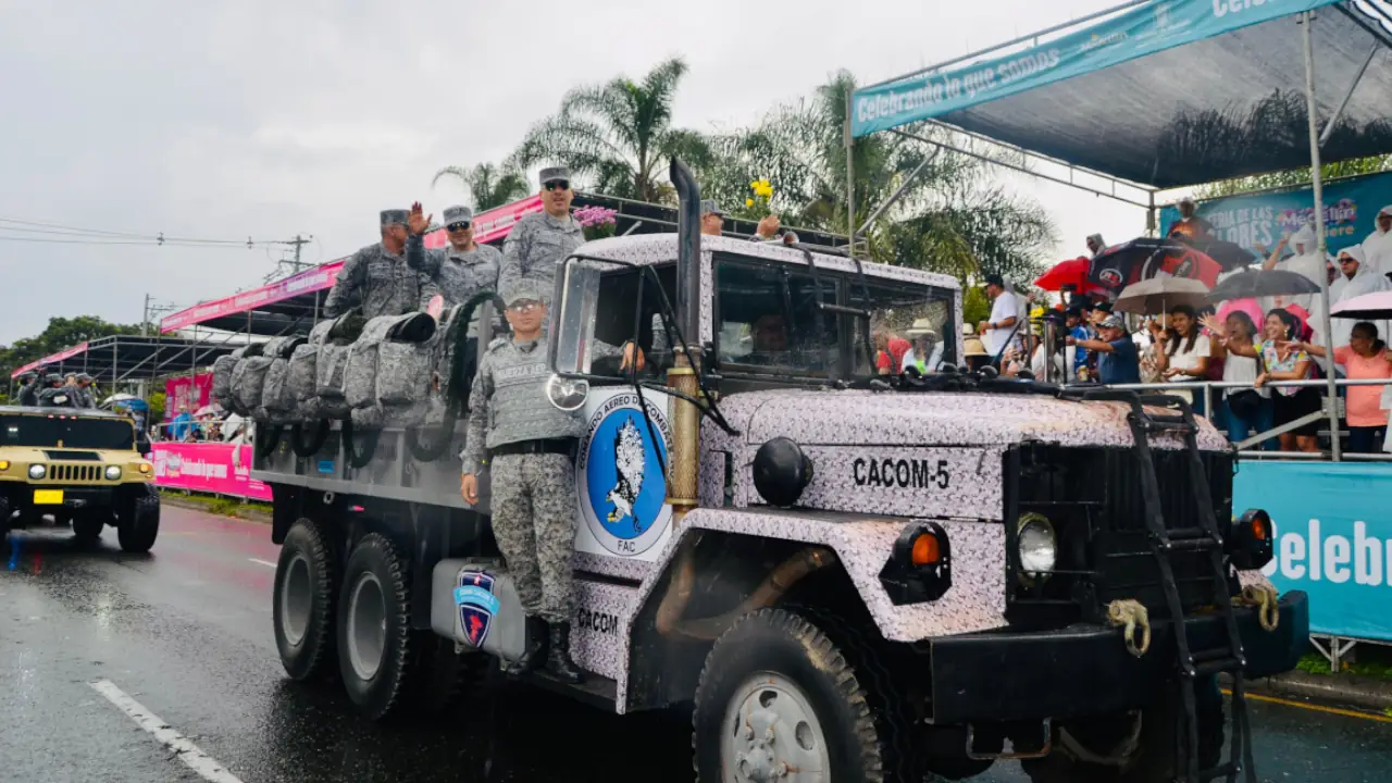 Un camión táctico militar de los años 50 de la FAC participó en el Desfile de Autos Clásicos y Antiguos en la Feria de las Flores 1 Un camión táctico militar de los años 50 de la FAC participó en el Desfile de Autos Clásicos y Antiguos en la Feria de las Flores