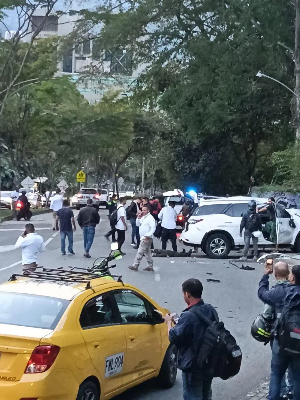 Urgente: accidente en caravana de precandidato presidencial deja varios heridos en Medellín