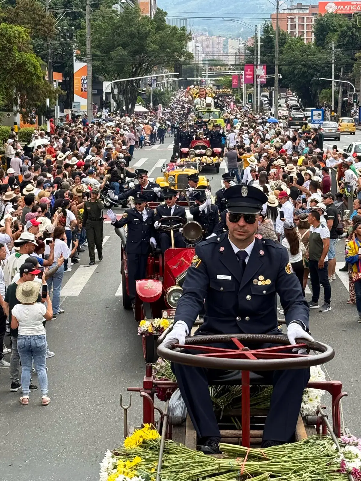 Una joya sobre ruedas: así brillaron los carros de bomberos de 1922 en Medellín 1 Una joya sobre ruedas: así brillaron los carros de bomberos de 1922 en Medellín