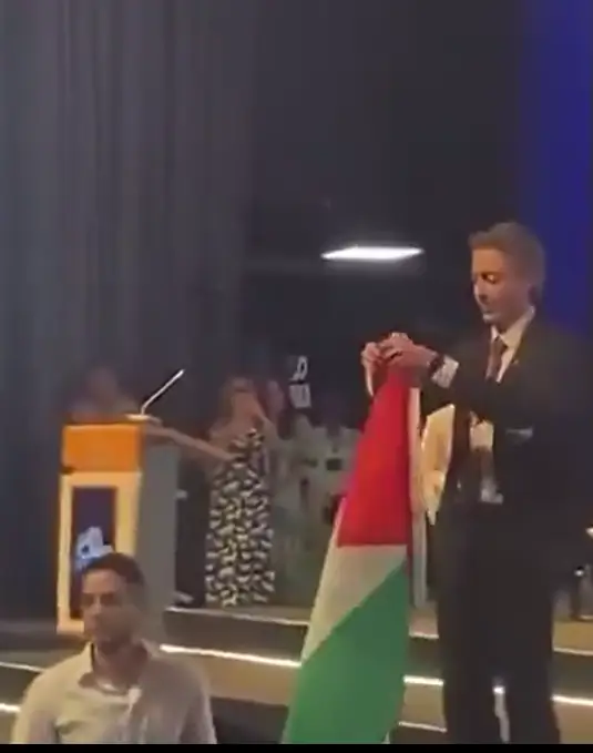 Sin invitación, el exalcalde Daniel Quintero subió a la tarima de la Andi y le gritaron “ladrón”