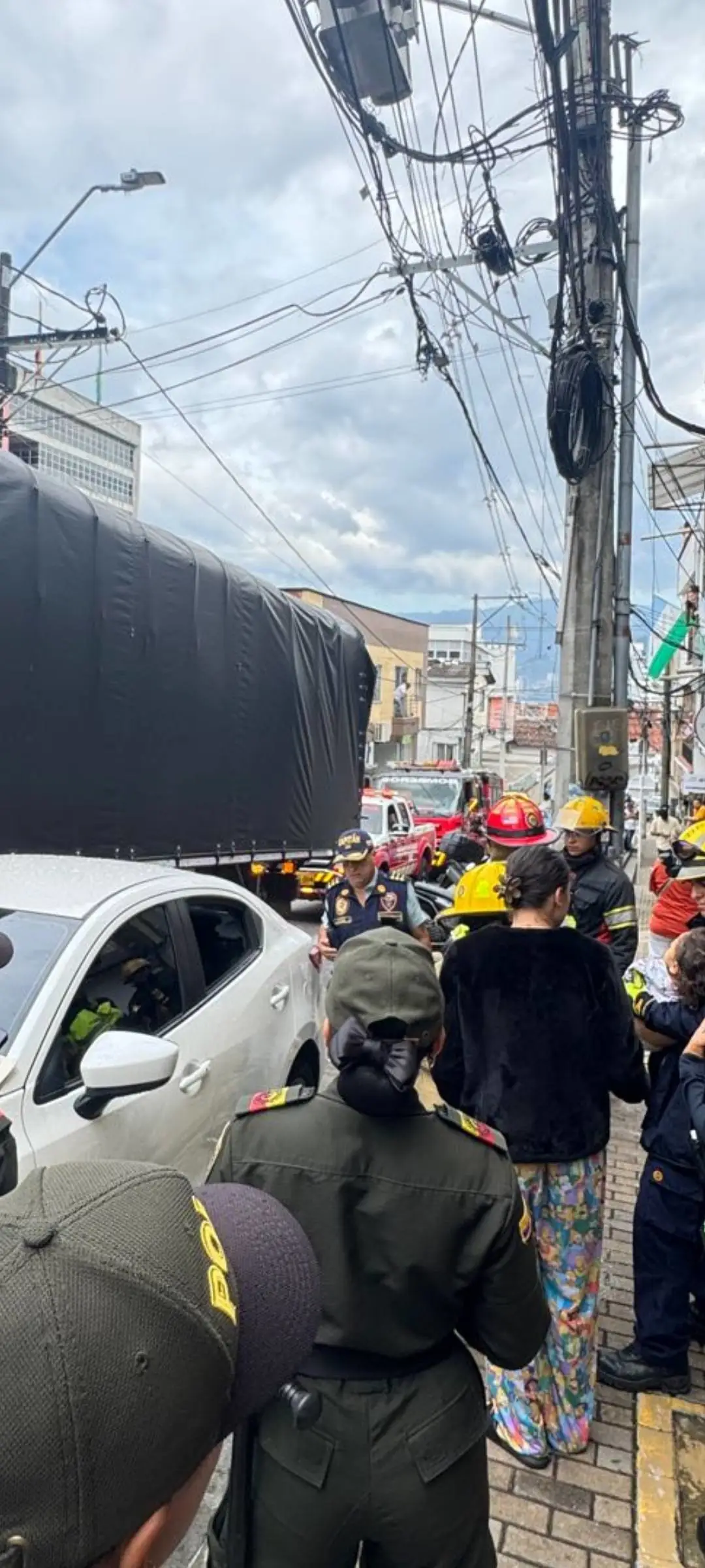 Bomberos liberaron a menor que quedó atrapada dentro de un carro en La Estrella