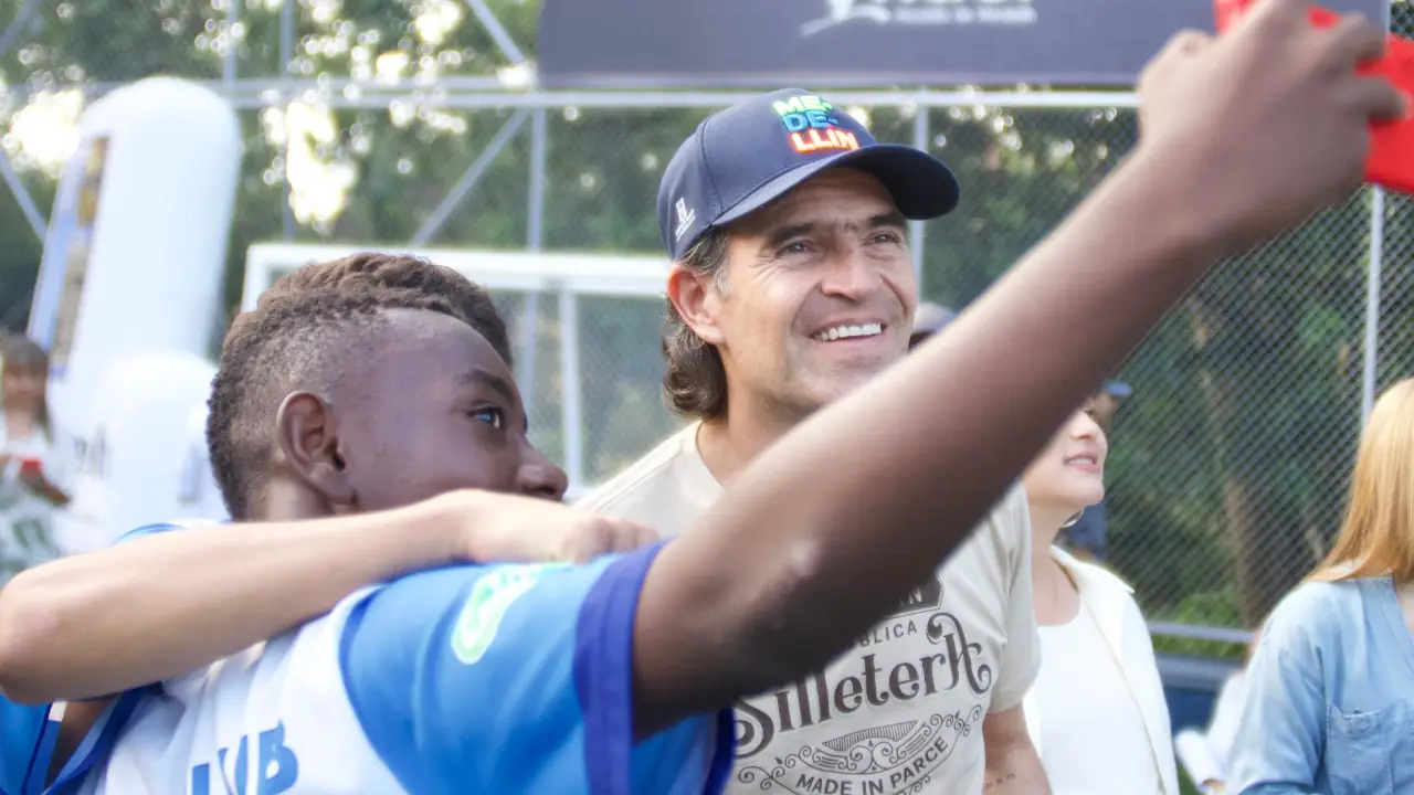 Buenos Aires estrena cancha sintética tras millonaria inversión de la Alcaldía de Medellín 1 Buenos Aires estrena cancha sintética tras millonaria inversión de la Alcaldía de Medellín