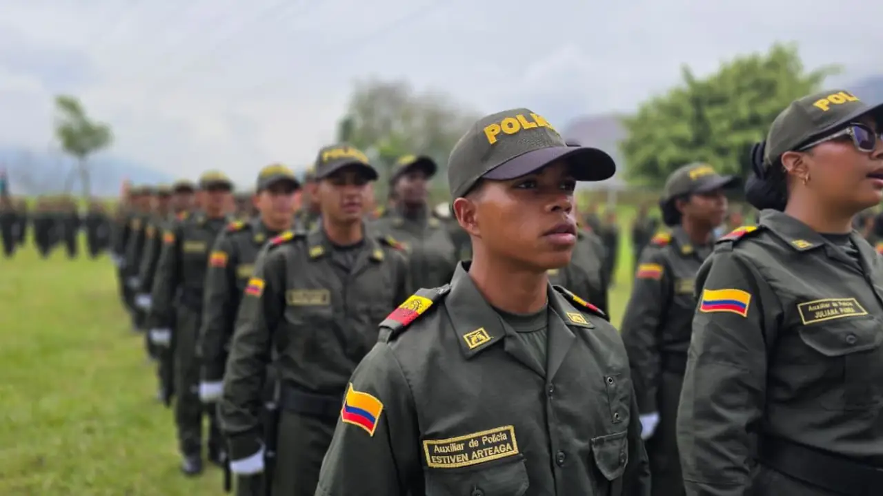 Casi 400 jóvenes se ponen el uniforme de la Policía para cuidar de Medellín y el Valle de Aburrá