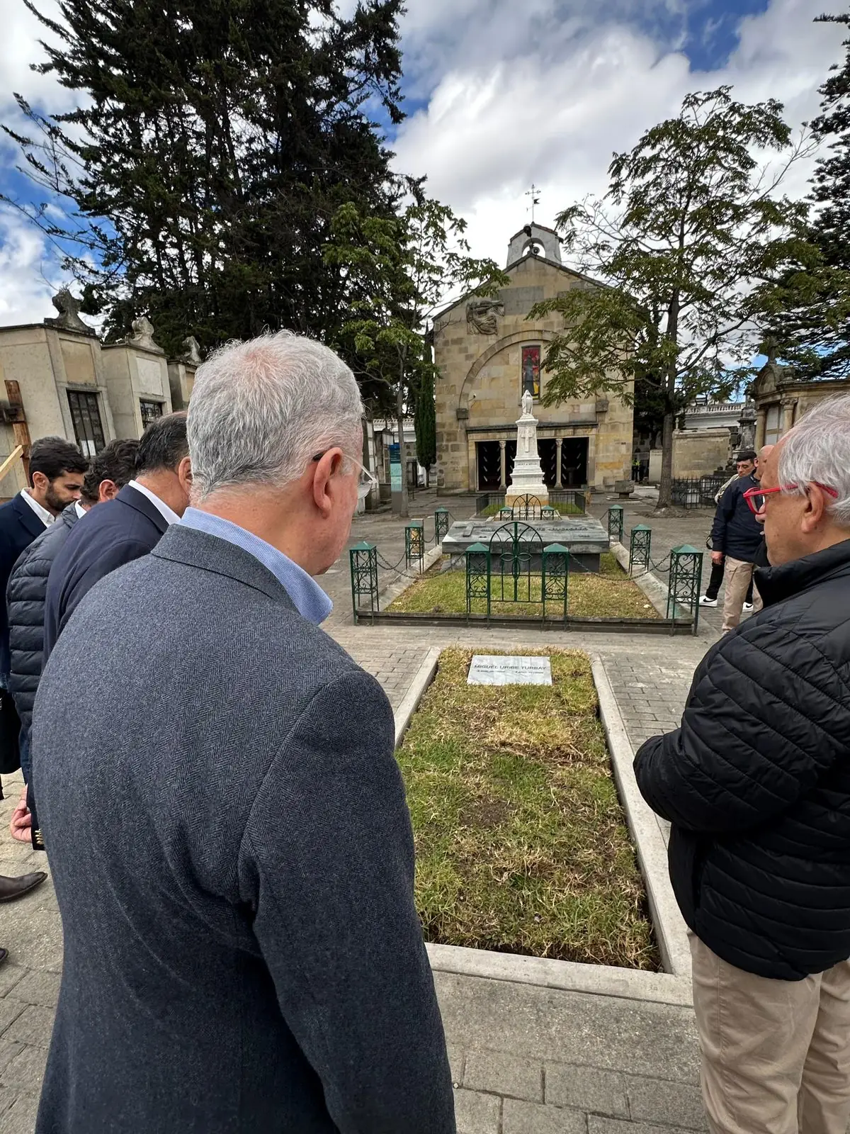 Expresidente Álvaro Uribe se arrodilló frente a la tumba de Miguel Uribe Turbay