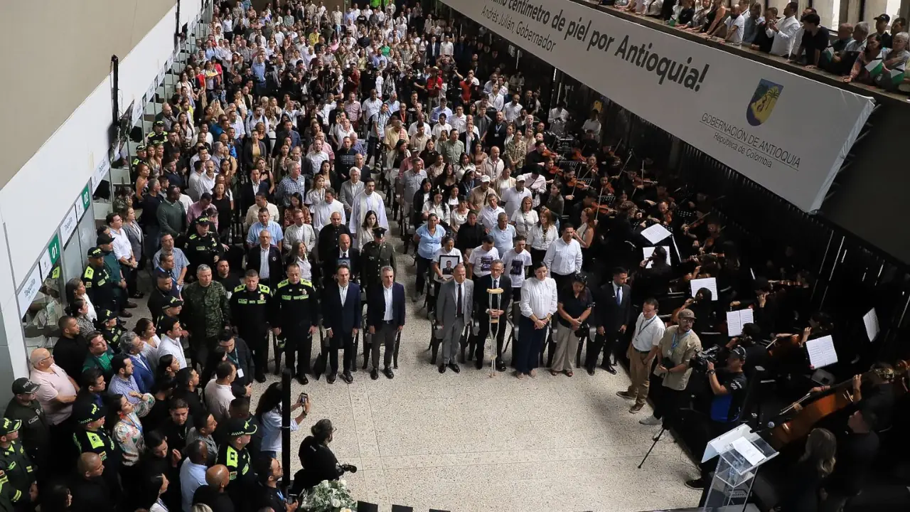 Familias acompañaron homenaje en Medellín a los 13 policías asesinados en Amalfi