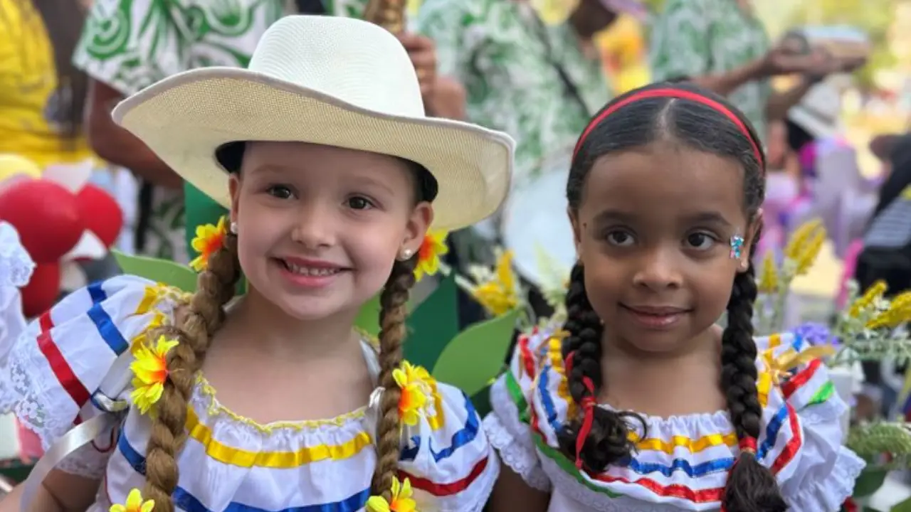 Pequeños silleteritos regalaron un desfile encantador en Bello