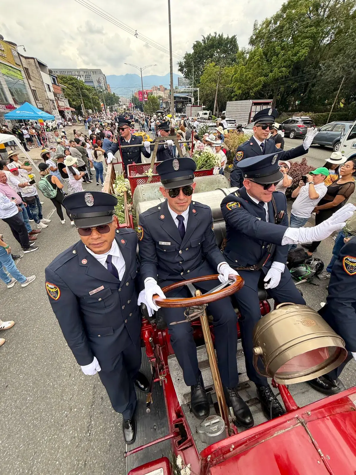 Una joya sobre ruedas: así brillaron los carros de bomberos de 1922 en Medellín 2 Una joya sobre ruedas: así brillaron los carros de bomberos de 1922 en Medellín