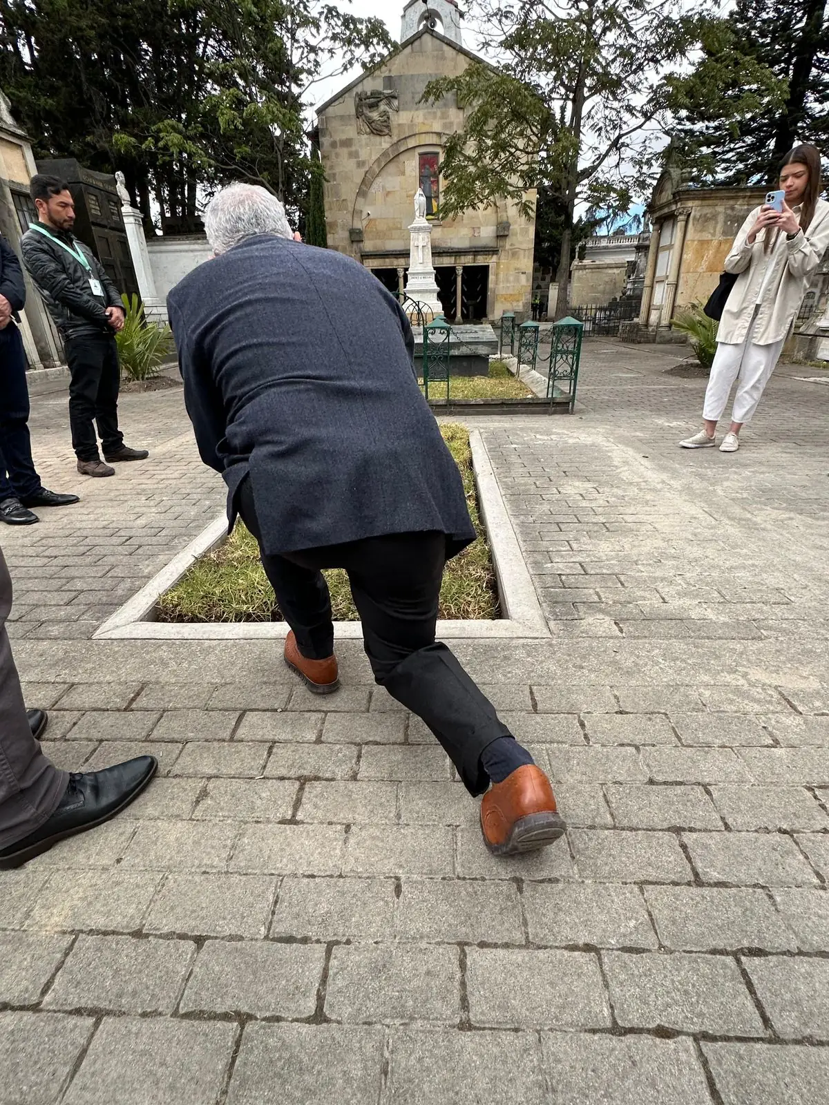 Expresidente Álvaro Uribe se arrodilló frente a la tumba de Miguel Uribe Turbay