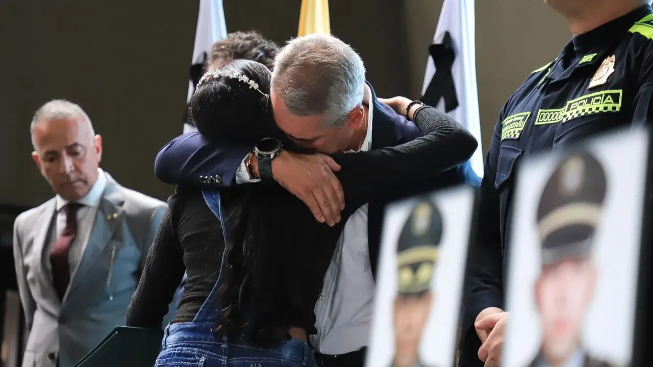 Familias acompañaron homenaje en Medellín a los 13 policías asesinados en Amalfi
