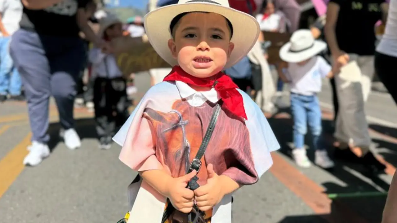 Pequeños silleteritos regalaron un desfile encantador en Bello
