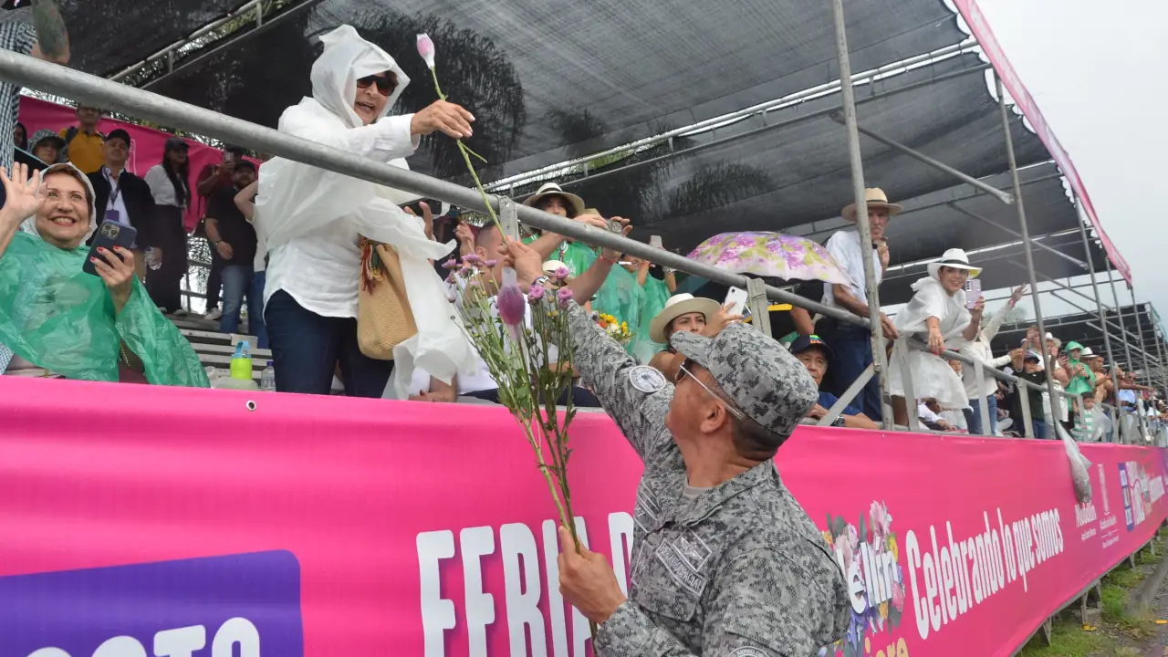 Un camión táctico militar de los años 50 de la FAC participó en el Desfile de Autos Clásicos y Antiguos en la Feria de las Flores 3 Un camión táctico militar de los años 50 de la FAC participó en el Desfile de Autos Clásicos y Antiguos en la Feria de las Flores