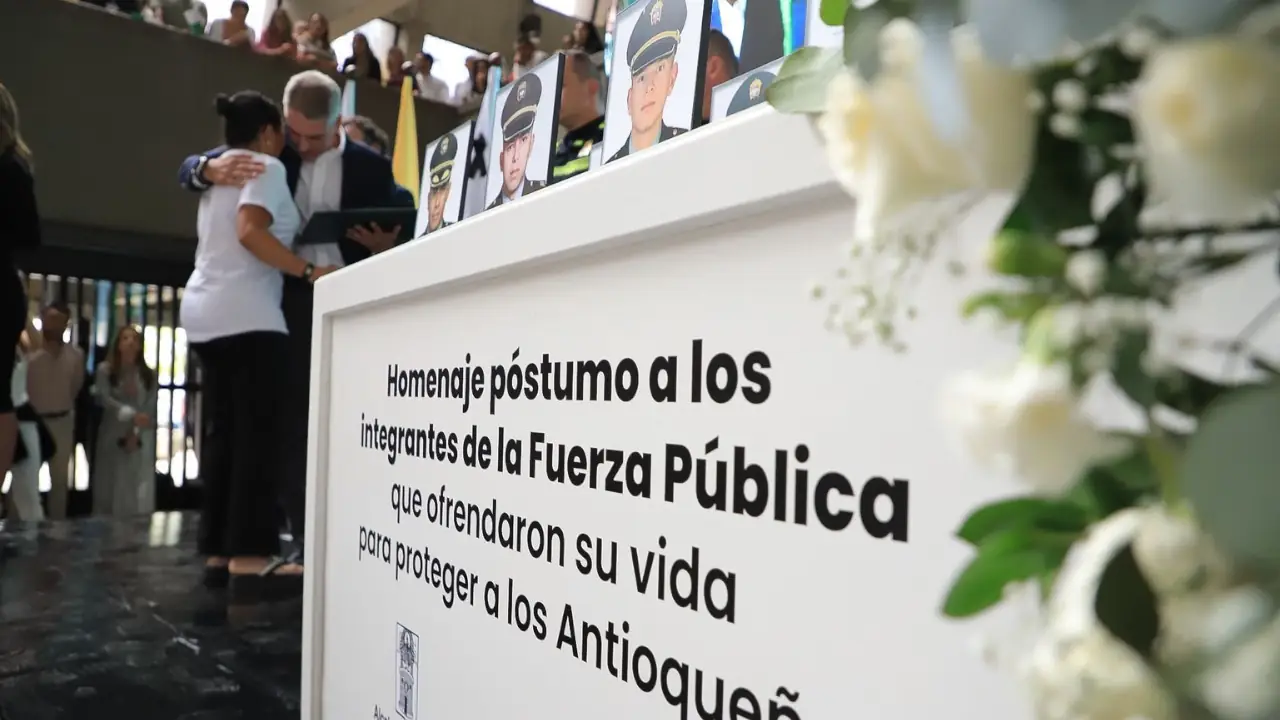 Familias acompañaron homenaje en Medellín a los 13 policías asesinados en Amalfi