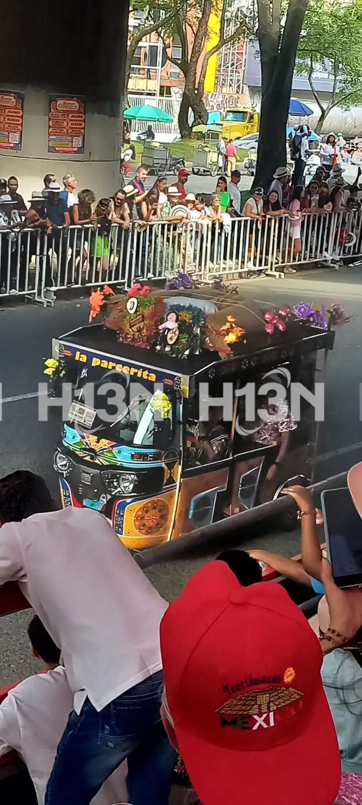 6 Medellin disfruta del Desfile de Chivas y Flores 2025