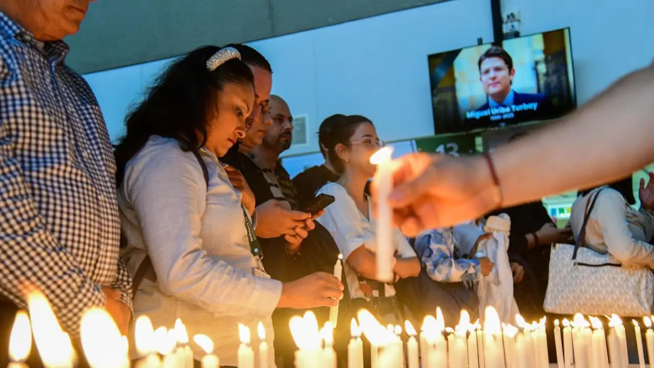 Medellín realizó velatón en memoria del senador Miguel Uribe Turbay