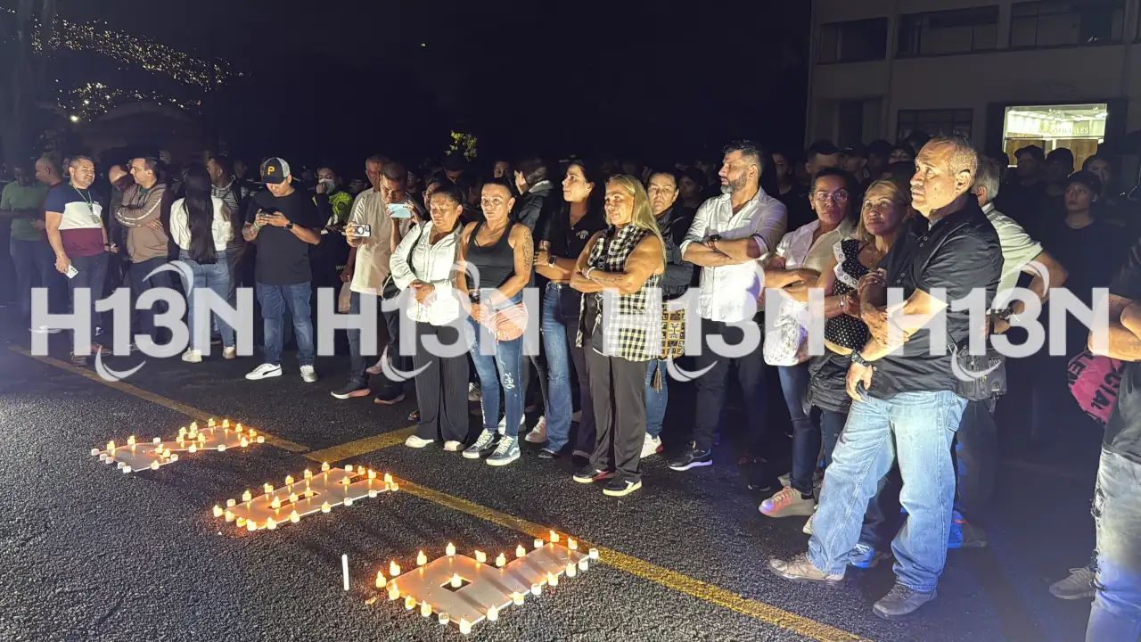 En Medellín realizaron velatón en memoria de los 13 policías fallecido en ataque con dron en Amalfi