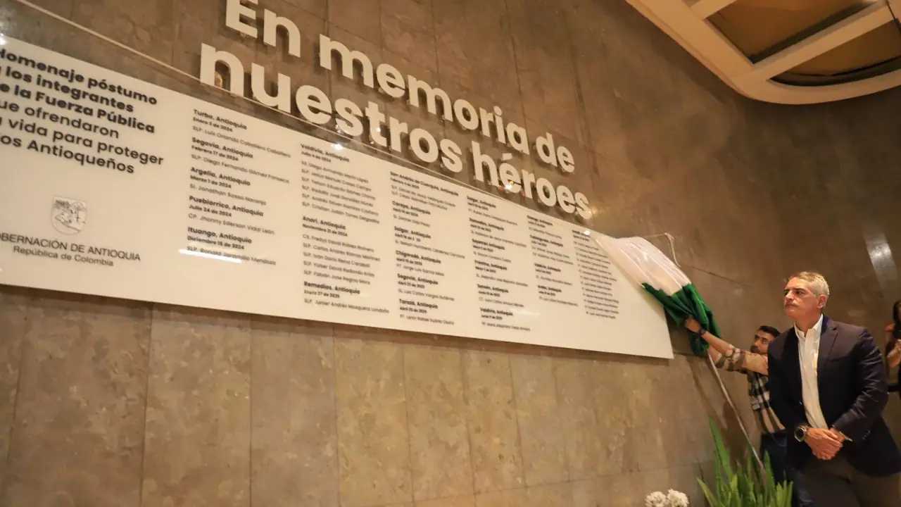 Familias acompañaron homenaje en Medellín a los 13 policías asesinados en Amalfi