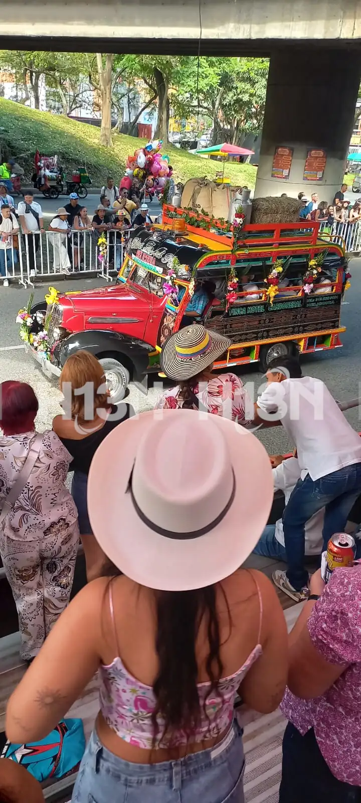 7 Medellin disfruta del Desfile de Chivas y Flores 2025