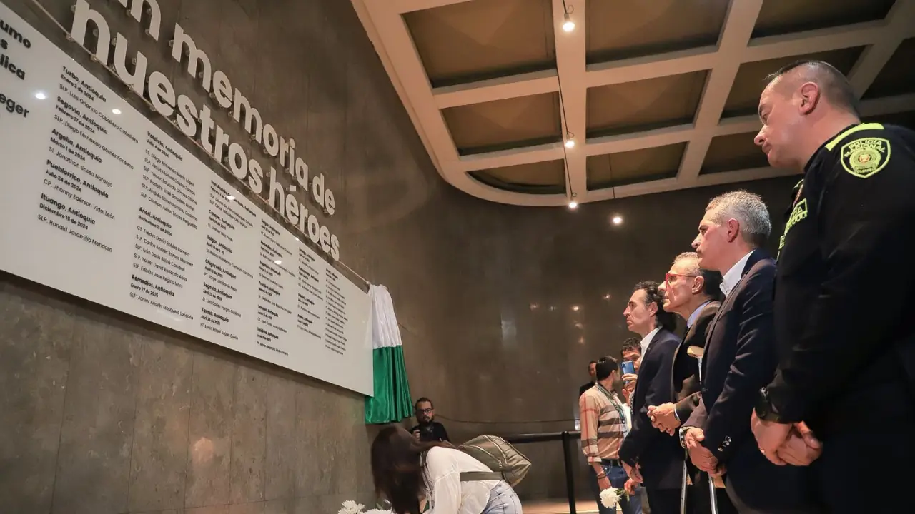 Familias acompañaron homenaje en Medellín a los 13 policías asesinados en Amalfi