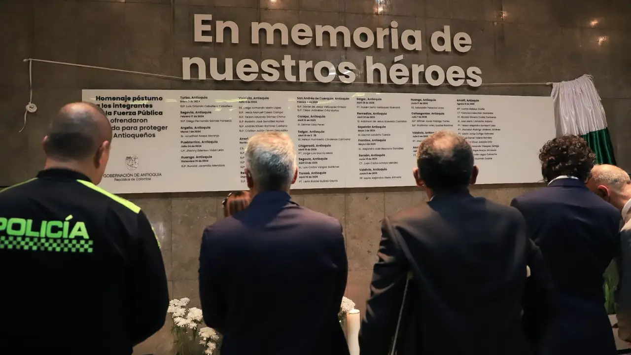 Familias acompañaron homenaje en Medellín a los 13 policías asesinados en Amalfi