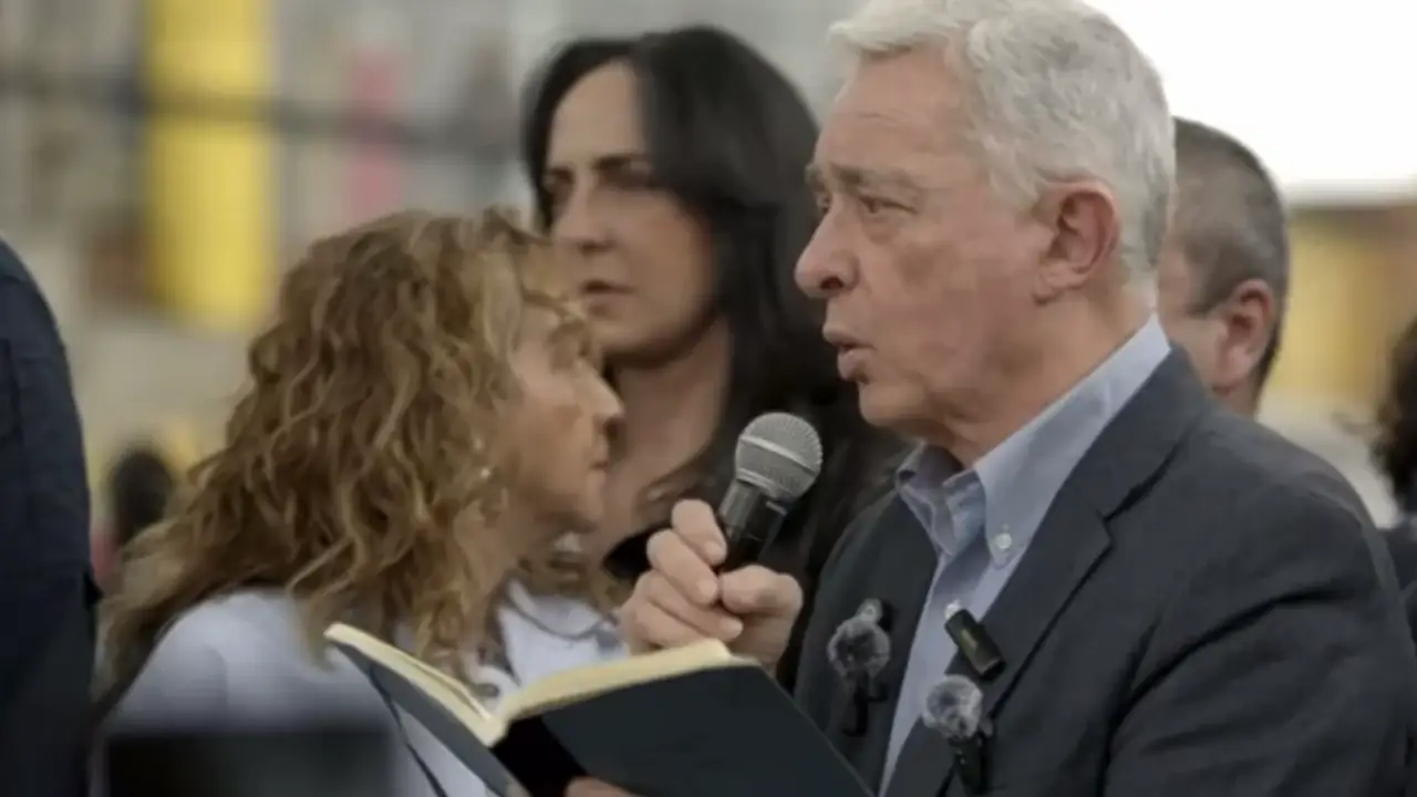 Álvaro Uribe visitó el lugar del atentado de Miguel Uribe y pidió que sea recordado como un espacio de memoria y esperanza 1 Álvaro Uribe visitó el lugar del atentado de Miguel Uribe y pidió que sea recordado como un espacio de memoria y esperanza