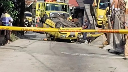 Taxi terminó volcado tras chocar con otros dos en Medellín Un accidente de tránsito se presentó en la mañana de este domingo, 24 de agosto, en el sector de la plazoleta del 13 de Noviembre. Un taxi perdió el control en una pendiente, se devolvió y terminó golpeando a otros dos taxis que estaban estacionados. El fuerte impacto provocó que el vehículo quedara volcado sobre la vía, lo que generó preocupación entre los habitantes de la zona que presenciaron la emergencia. El conductor y un pasajero resultaron heridos, aunque sin lesiones de gravedad. Ambos fueron trasladados a centros médicos cercanos para recibir atención.