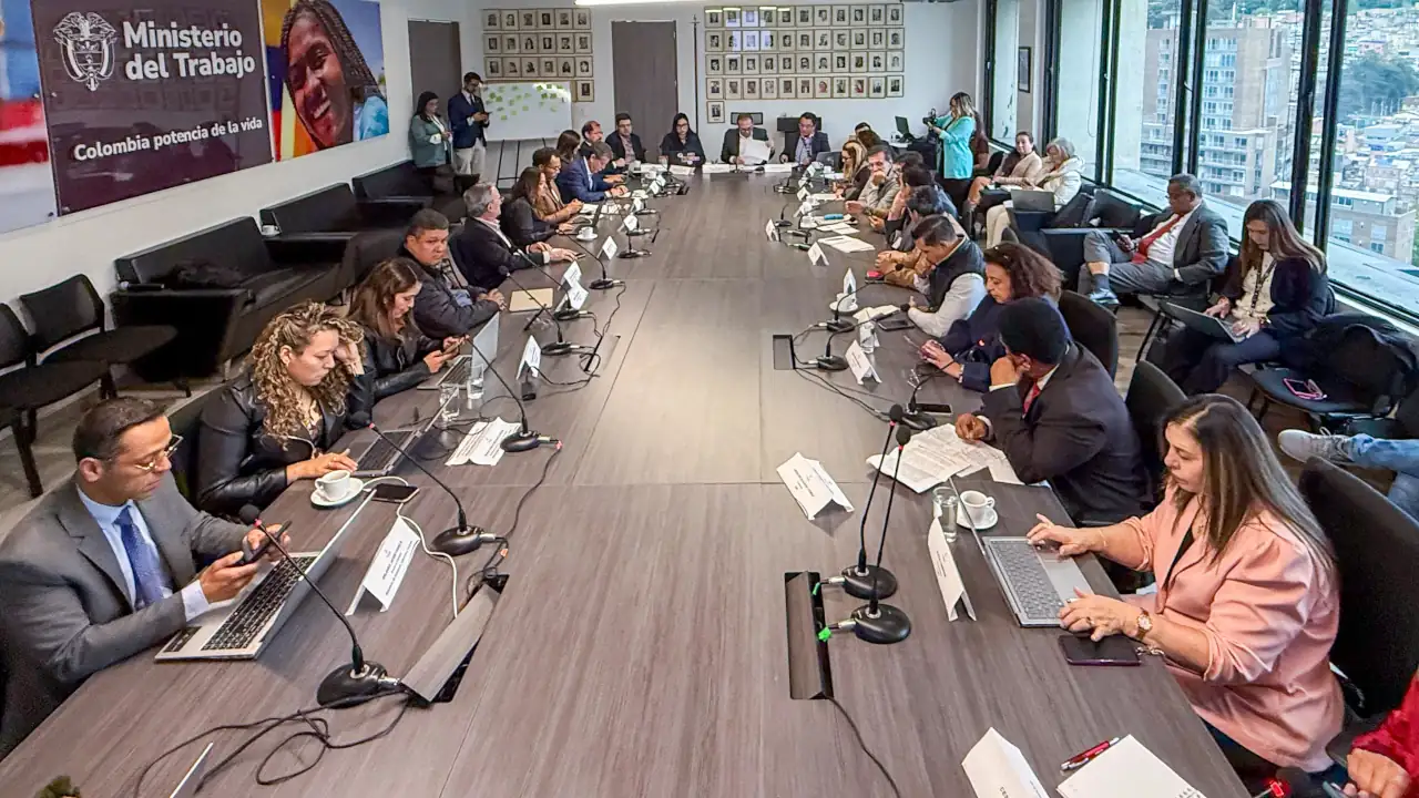 Salario mínimo en 2026: Gobierno y sindicatos retoman diálogo sobre salarios en Colombia Salario mínimo en 2026: Gobierno y sindicatos retoman diálogo sobre salarios en Colombia