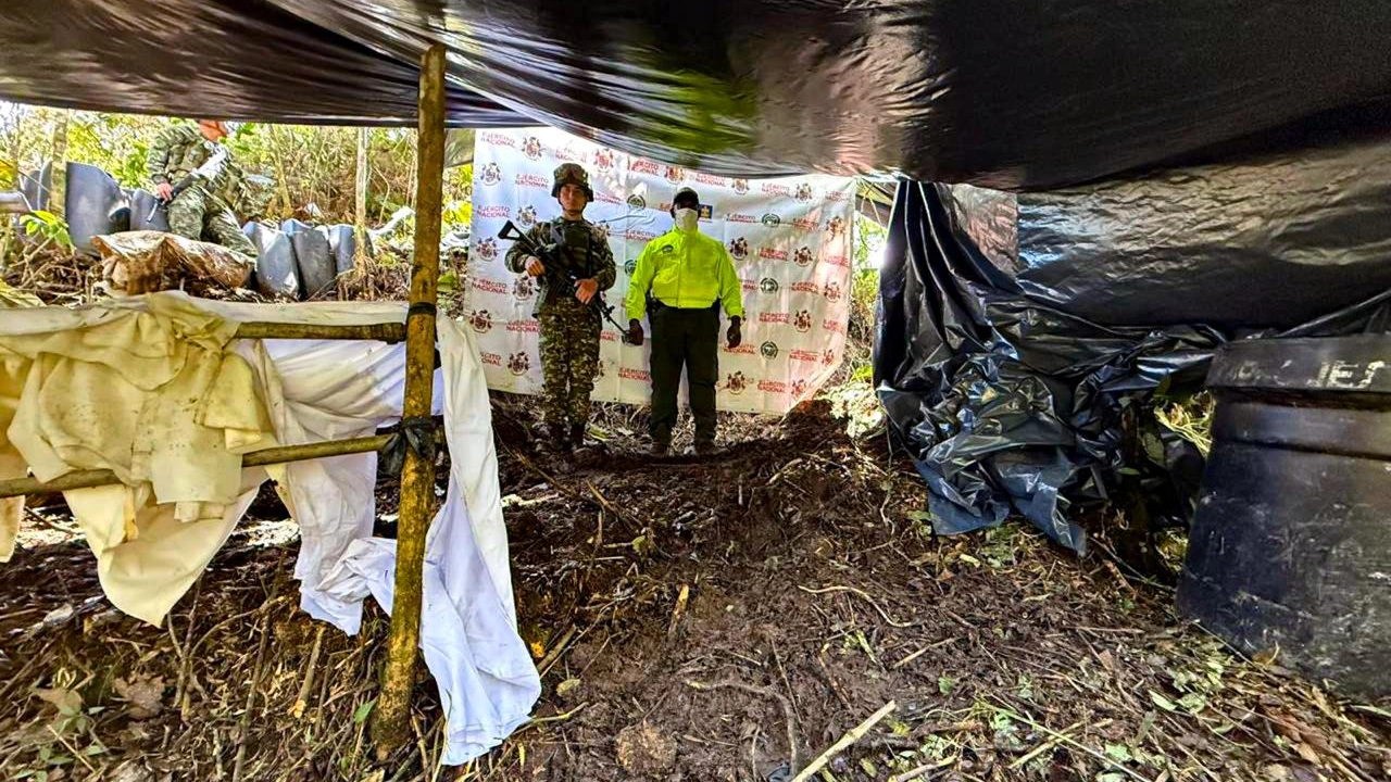 ¡Siguen cayendo! Destruyen laboratorio que producía más de 1.500 kilos de cocaína al mes ¡Siguen cayendo! Destruyen laboratorio de coca que producía más de 1.500 kilos de cocaína al mes
