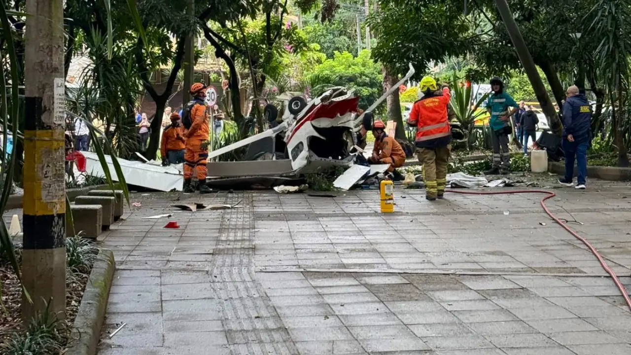 Quedó grabado el momento exacto en que la avioneta se estrella en Medellín