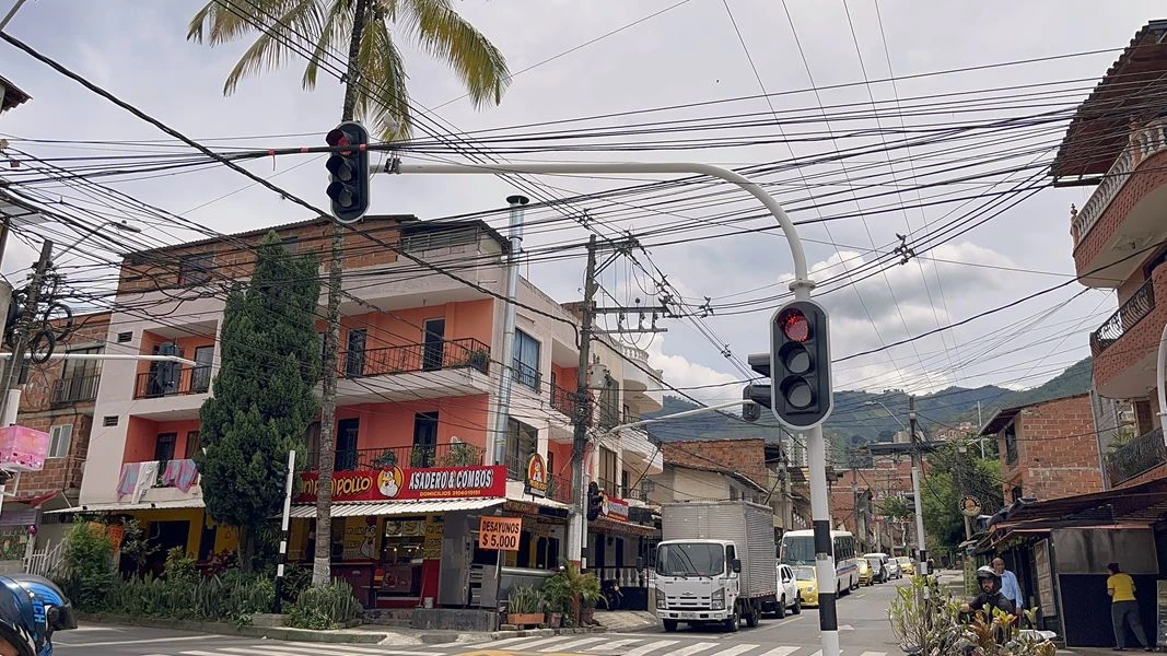 ¡Tecnología y seguridad vial! Bello amplía su red semafórica en sectores estratégicos 1 Semáforos-Bello-2