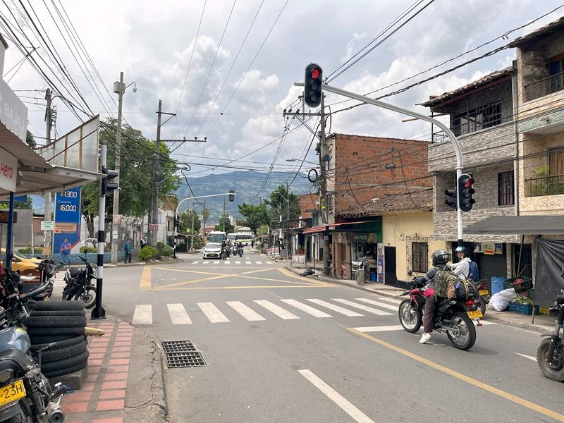 ¡Tecnología y seguridad vial! Bello amplía su red semafórica en sectores estratégicos 2 Semáforos-Bello-3