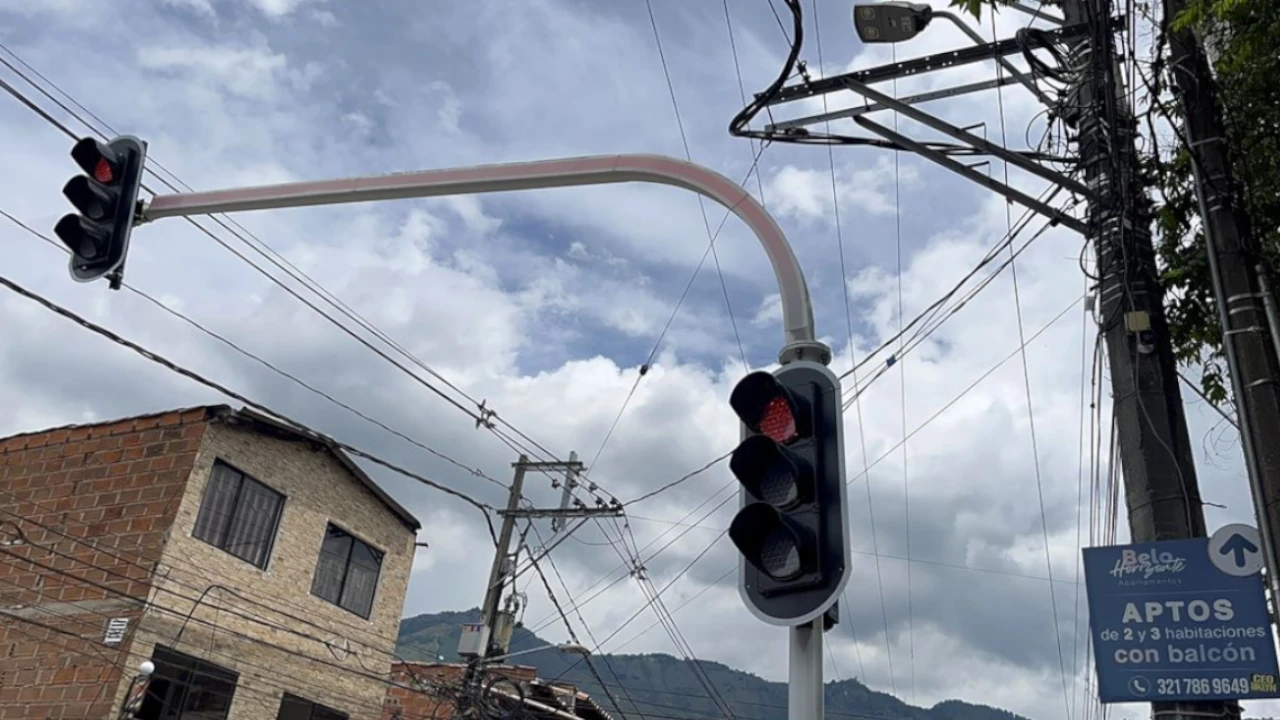 ¡Tecnología y seguridad vial! Bello amplía su red semafórica en sectores estratégicos Semáforos-Bello