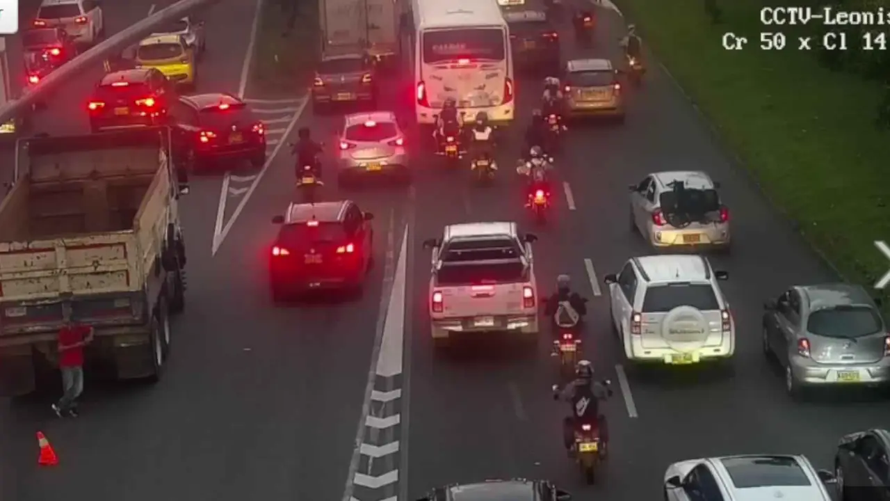 Transite con precaución: vehículo varado en la Autopista Sur