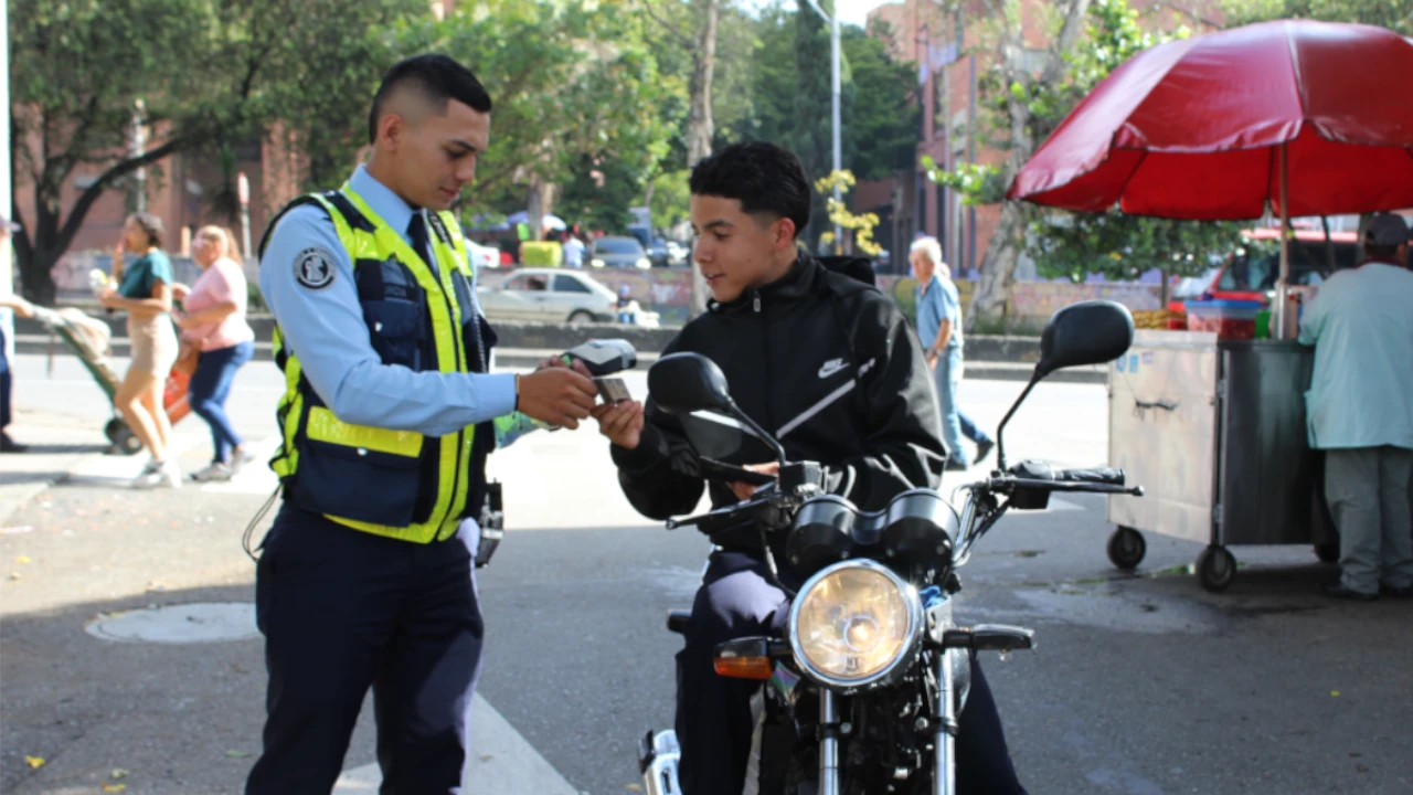 Intránsito se ha consolidado como la primera institución en el país dedicada a formar a los futuros agentes de la movilidad vial y a brindar apoyo integral a la cadena logística del transporte. 
