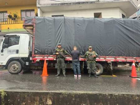 Hombre que transportaba madera ilegal fue capturado en la vía Llanos- Tarazá