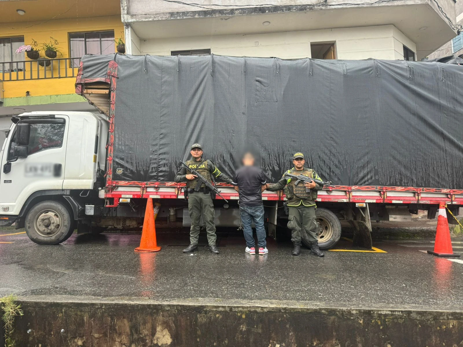Hombre que transportaba madera ilegal fue capturado en la vía Llanos- Tarazá