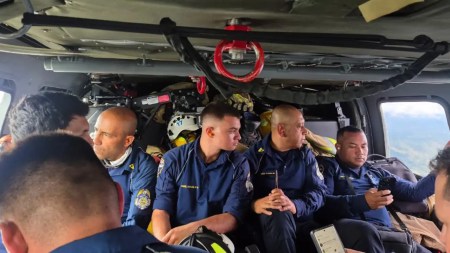 Bomberos de Rionegro fueron en helicóptero de la FAC para ayudar a controlar un incendio en el Chocó