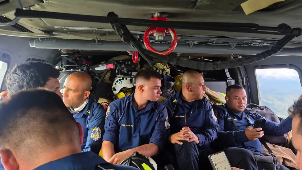 Bomberos de Rionegro fueron en helicóptero de la FAC para ayudar a controlar un incendio en el Chocó