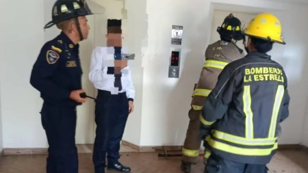 Bomberos rescataron a dos menores que quedaron atrapados en un ascensor en La Estrella
