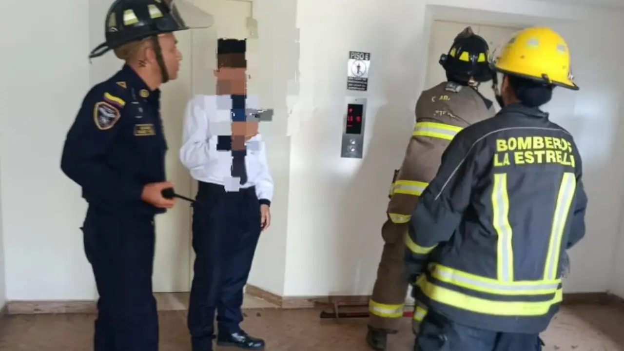 Bomberos rescataron a dos menores que quedaron atrapados en un ascensor en La Estrella