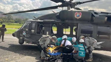 Indígena de 26 años herido por mina antipersonal es trasladado en helicóptero desde Quibdó hasta Medellín