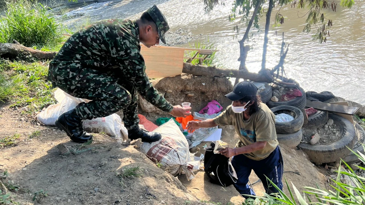 Soldados del Batallón Atanasio Girardot entregan alimentos a habitantes de calle en Medellín