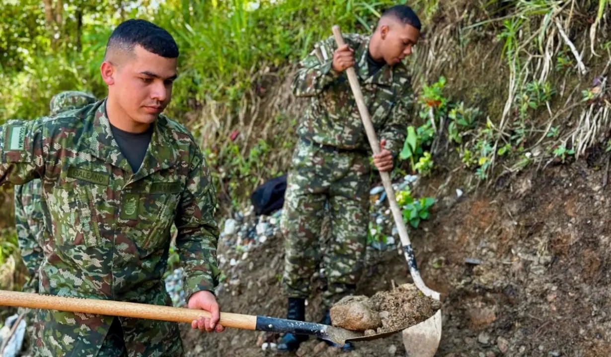Ejército Nacional y comunidad mejoran una vía rural en Barbosa, Antioquia